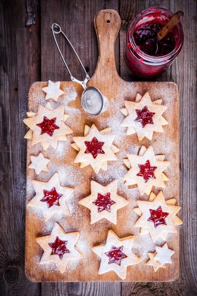 Christmas Linzer cookies with raspberry jam — Stock Photo, Image