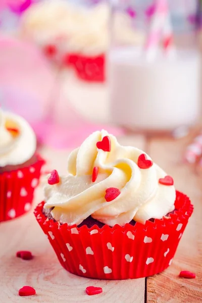 Házi Valentin cupcakes piros cukor szívvel — Stock Fotó