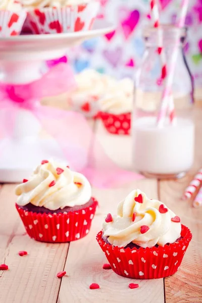 Caseiro valentine cupcakes com corações de açúcar vermelho — Fotografia de Stock