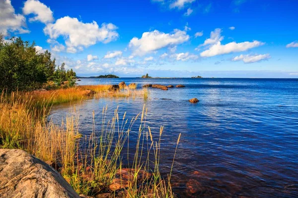 Zonnige lake landschap in landelijke Finland — Stockfoto