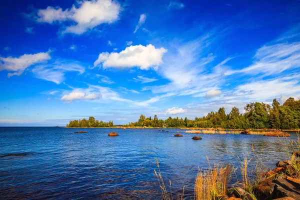 フィンランドの農村で日当たりの良い湖風景 — ストック写真