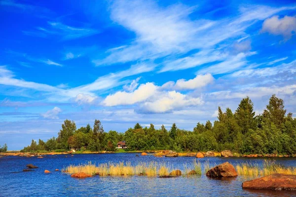 Paisagem de lago ensolarado na Finlândia rural — Fotografia de Stock