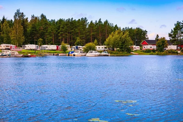 Caravan park kemp u jezera ve Finsku — Stock fotografie