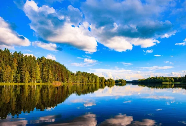 Lake landschap in de zomer in Finland — Stockfoto