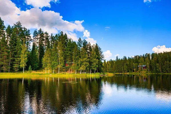 Dřevěný srub u jezera ve Finsku — Stock fotografie