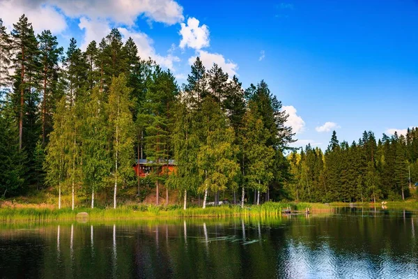 Dřevěný srub u jezera ve Finsku — Stock fotografie