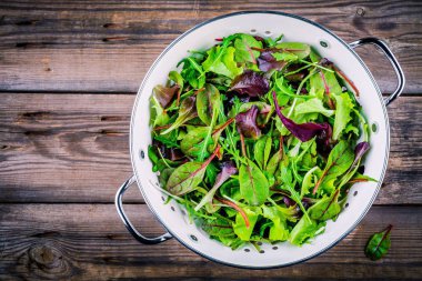 Taze ahşap zemin üzerine karışık yeşillik salatası