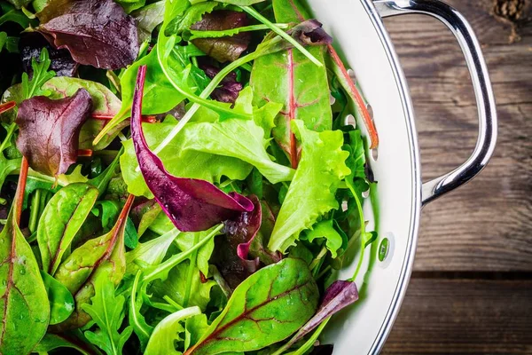 Insalata fresca con verdure miste su sfondo di legno primo piano — Foto Stock