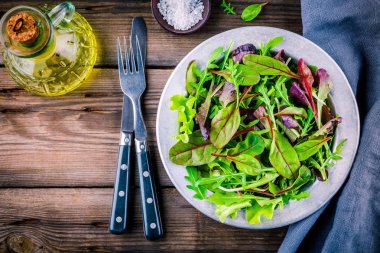 Taze ahşap zemin üzerine karışık yeşillik salatası