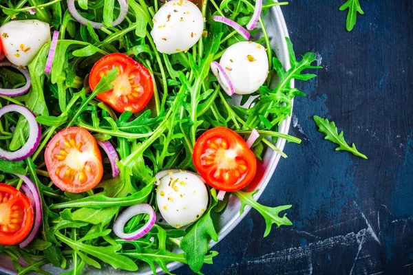 Świeże, Zielona sałata z rukola, pomidory, mozzarella i czerwoną cebulą — Zdjęcie stockowe