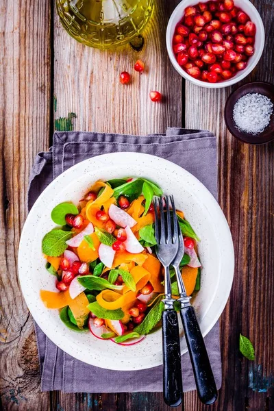 Groene salade met veldsla, radijs, wortel, granaatappel en munt — Stockfoto