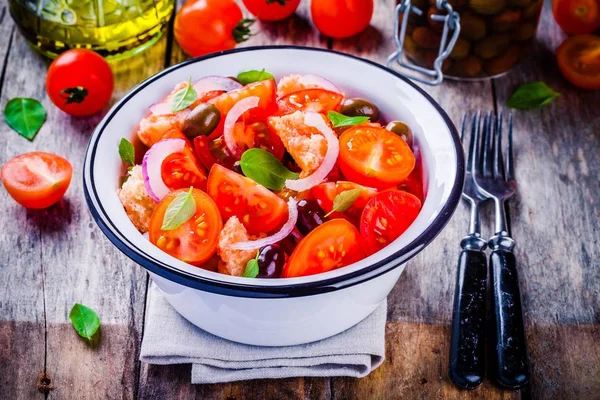 Panzanella: Italian salad with tomatoes, ciabatta bread, olives, red onion and basil — Stock Photo, Image