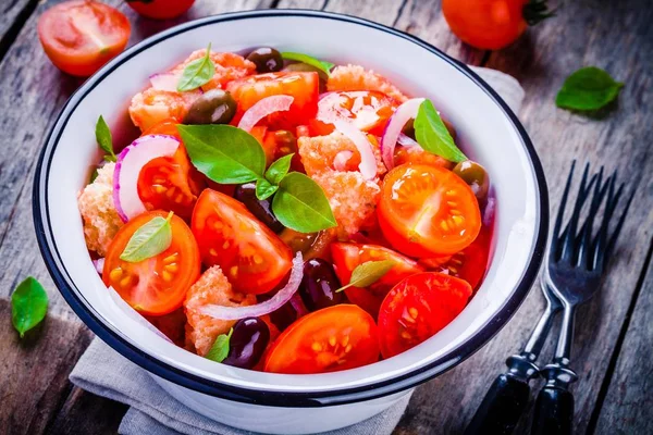 Panzanella: Włoska Sałatka z pomidorów, ciabatta pieczywo, oliwki, czerwonej cebuli i bazylii — Zdjęcie stockowe