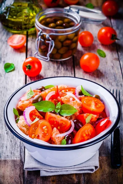 パンツァネラ: トマト、チャバタのパン、オリーブ、赤玉ねぎ、バジルのイタリアン サラダ — ストック写真