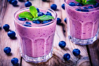 Blueberry smoothie nane bir cam ile 