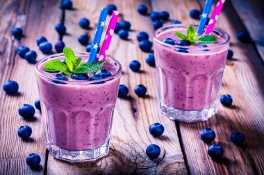 Blueberry smoothie nane bir cam ile 