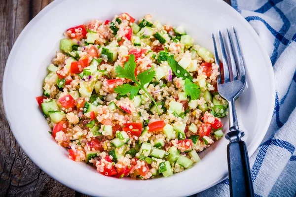 Sałatka tabbouleh domu z quinoa i warzywa — Zdjęcie stockowe