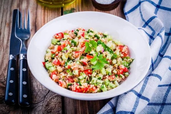 Ensalada casera tabbouleh con quinua y verduras — Foto de Stock