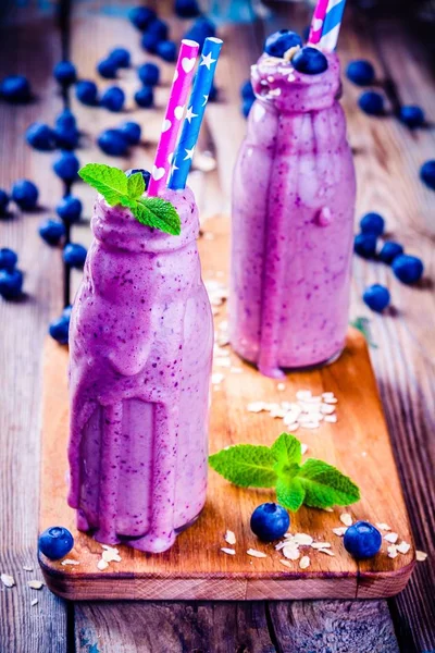 Smoothie de mirtilo em garrafas de vidro — Fotografia de Stock