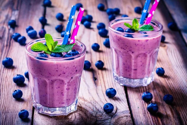 Blueberry smoothie nane bir cam ile — Stok fotoğraf
