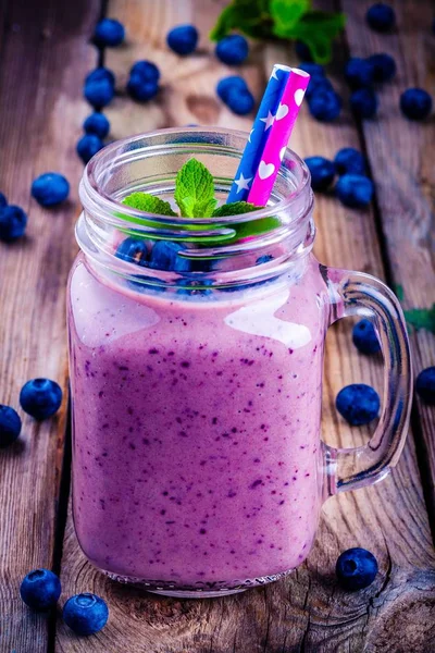 Blueberry smoothie with mint in mason jar — Stock Photo, Image