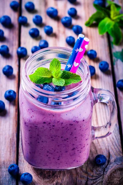 Blueberry smoothie with mint in mason jar — Stock Photo, Image