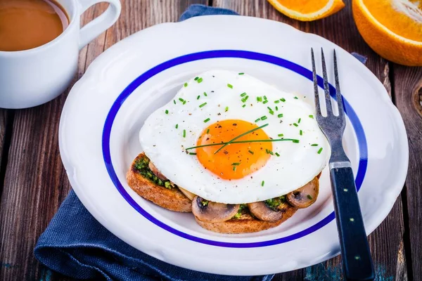 Kahvaltı: kızarmış yumurta mantar ve pesto tost — Stok fotoğraf