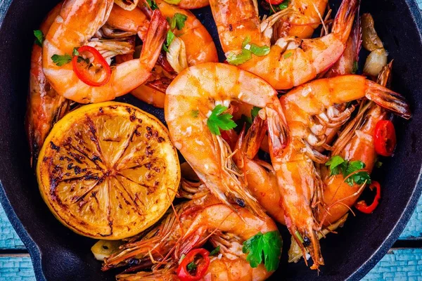 Camarões assados com salsa, pimenta, alho e limão — Fotografia de Stock
