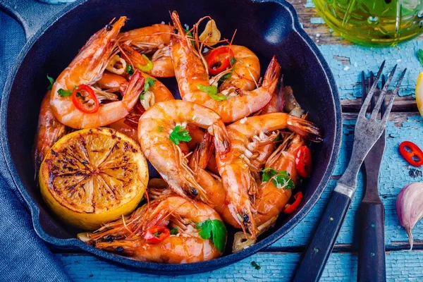 Gebratene Garnelen mit Petersilie, Chili, Knoblauch und Zitrone — Stockfoto