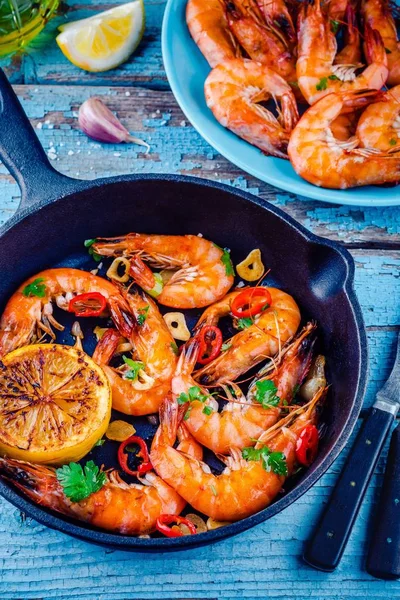 Rostade räkor med chilipeppar, vitlök, persilja och citron — Stockfoto