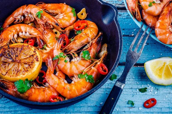 Roasted shrimps with parsley, chili pepper, garlic and lemon — Stock Photo, Image