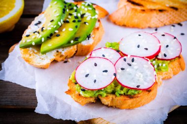 Ekmek avokado, turp ve susam