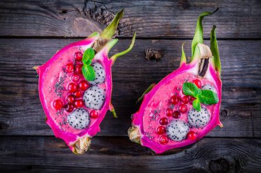 Pitaya, kızılcık, nane ve chia tohum ile çilek ve ahududu güler yüzlü