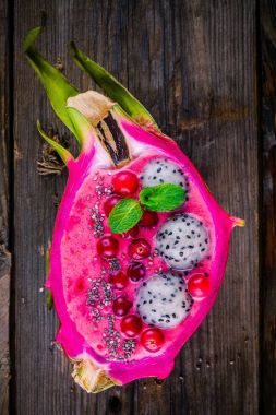 Pitaya, kızılcık, nane ve chia tohum ile çilek ve ahududu güler yüzlü