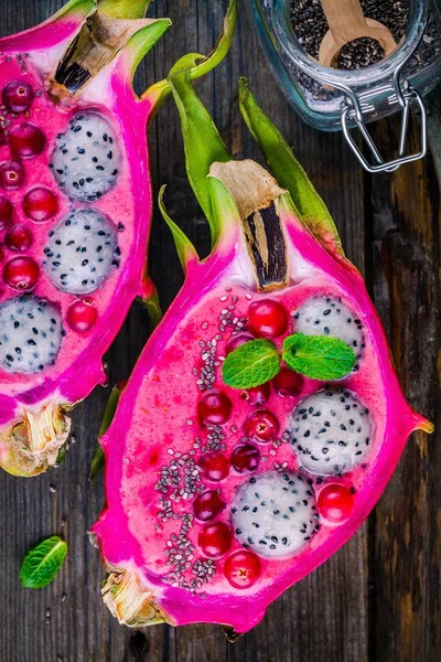 Pitaya, kızılcık, nane ve chia tohum ile çilek ve ahududu güler yüzlü — Stok fotoğraf