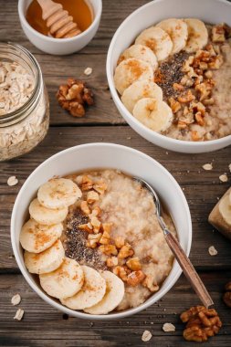 Kahvaltı kase: muz, chia tohum, tarçın, ceviz ve ballı yulaf ezmesi