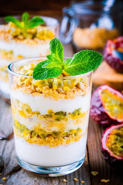 Granola, şeftali sosu ve tutku meyve nane ile yoğurt parfe