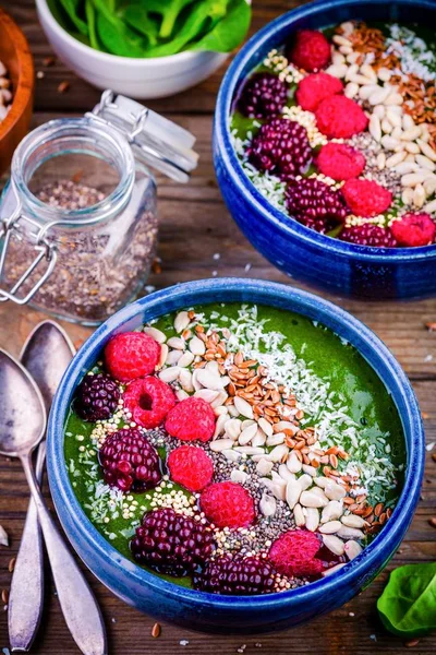 Tazón de batido de espinacas verdes con frambuesa — Foto de Stock