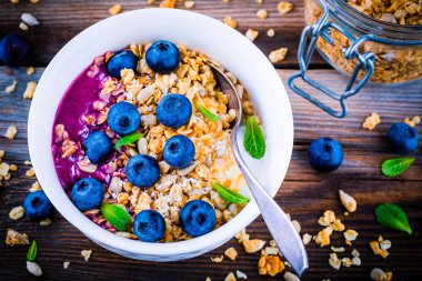 Granola ve yaban mersini sosu, taze yaban mersini ve nane ile yoğurt