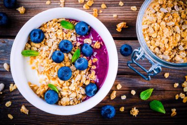Granola ve yaban mersini sosu, taze yaban mersini ve nane ile yoğurt
