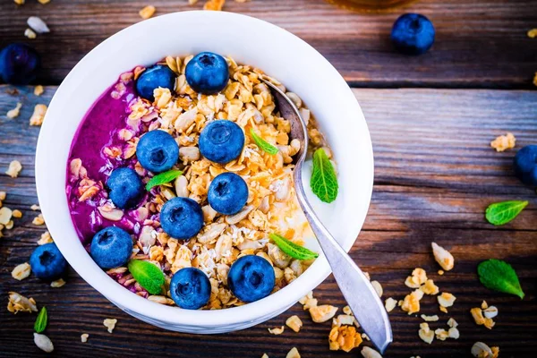 Joghurt, granola, áfonya-szósz, friss áfonya és menta — Stock Fotó