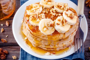 Muz, ceviz ve akçaağaç şurubu closeup ile yulaf krep