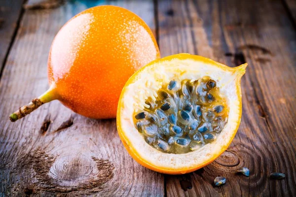 Organic raw ripe yellow granadilla passion fruit — Stock Photo, Image