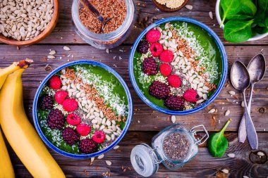 Ahududu ile yeşil ıspanak güler yüzlü kase