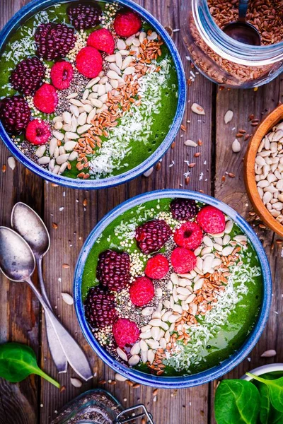 Tazón de batido de espinacas verdes con frambuesa — Foto de Stock