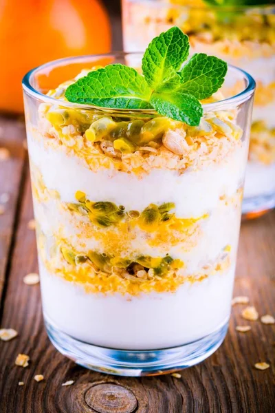 Iogurte granola parfait com molho de maracujá e hortelã — Fotografia de Stock