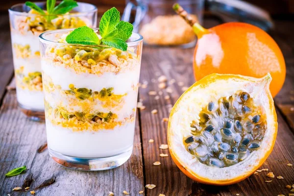 Parfait de granola de yogur con salsa de maracuyá y menta —  Fotos de Stock