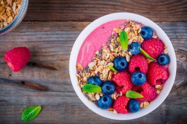 Güler yüzlü kase granola, taze ahududu, yaban mersini, chia tohum ve nane ile Servis Kahvaltı