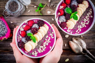 Muz, ahududu, pitaya, böğürtlen, badem, ayçiçeği ve chia tohumu ile Blueberry smoothie kase 