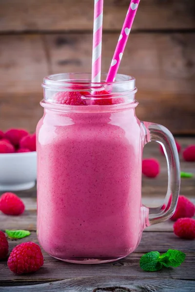 Raspberry smoothie in mason jar on rustic wooden background — Stock Photo, Image